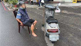 台中男買完午餐「動也不動突石化」呈詭異姿勢！麵攤老闆嚇壞急報案。（圖／翻攝畫面）