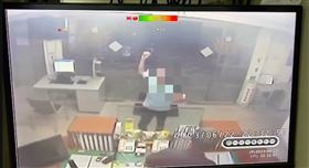 新北市土城區一名楊姓男子，22日晚間22時32分許，前往位於延吉街318號的金城派出所，在值班台的鄭姓員警接聽完公務電話後，不明原因用磚頭朝鄭員的方向襲擊，鄭員見狀後立即閃避，所幸僅有左耳鈍傷及值班台後方牆面遭到損毀，全案依依妨害公務及毀損公物案移送新北地檢署偵辦。