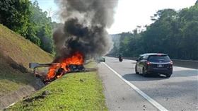 藍寶堅尼自撞「燒成廢鐵」！男駕駛受困沒逃出…慘活活被燒死（圖／翻攝自中國報）