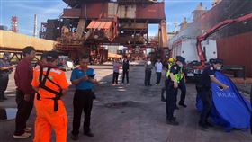 台中港97號碼頭發現男浮屍 疑為失蹤外送員從事外送員工作的台中市賴姓男子日前疑在台中港下海失蹤，台中港務消防隊30日下午在97號碼頭發現1具浮屍，警方表示，根據死者衣物，懷疑是失蹤賴男，將通知死者家屬及公司主管前來，進一步確認身分。（民眾提供）中央社記者郝雪卿傳真  113年6月30日