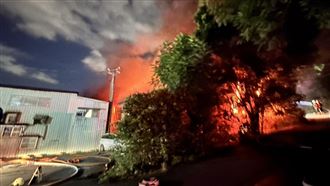 五股鐵皮廠大火飄惡臭「連棟恐延燒」