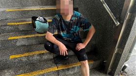 基隆男騎機車闖入鐵軌。（圖／翻攝畫面）