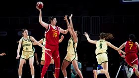 中國「女姚明」張子宇雖然在U18亞洲盃冠軍賽豪取42分，但隊友神隱，最終以79：96敗給澳洲，連兩屆拿亞軍。（圖／翻攝自FIBA官網）