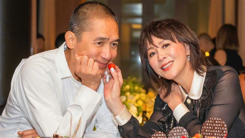 梁朝偉、劉嘉玲罕放閃！老婆放送餵食秀