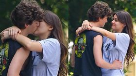 舒莉和男友托比科恩在街頭擁吻。（圖／美聯社／達志影像）