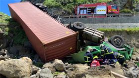 ▲一位36歲的女子駕駛貨櫃車，行經新北市瑞芳區時撞護欄翻覆海岸邊坡，警消到場破壞車門將她救出，經搶救仍不治。（圖／CTWANT）