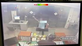 楊男不滿警方沒有處理他，竟持磚頭狠砸警。（圖／翻攝畫面）

楊男最後如願以償，被警方上銬逮捕。（圖／翻攝畫面）
