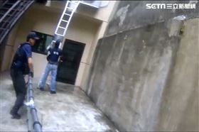 架長梯攻堅！中打破獲毒品分裝工廠逮5人（圖／翻攝畫面）