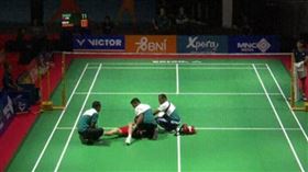 中國小將張志杰比賽中倒地抽搐,翻攝自微博