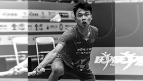 中國17歲男單羽球小將張志杰比賽中倒地抽搐，緊急送醫後仍不治身亡。（圖／翻攝自微博）