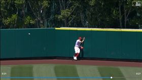 ▲天使中外野手莫尼亞克（Mickey Moniak）美技沒拚到，讓對手跑出場內全壘打。（圖／翻攝自MLB官網）