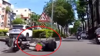 短裙妹騎檔車慘摔！3男送暖一票人歪樓