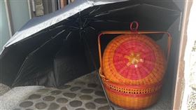 一名網友日前在臉書「匿名公社」發文，並上傳1張遭棄置的神主牌位照片，原PO指出，老房子因二個不肖女之前的借貸而被法拍，他們竟然把神主牌丟在大哥家門口，還說她們二個女兒是嫁出去的，不關她們的事。事件曝光後引起熱議。