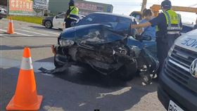  苗140線，對撞，左轉車180度轉向，2駕駛送醫，車頭全毀(圖／翻攝畫面)