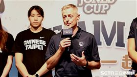 ▲第43屆威廉瓊斯盃賽前記者會，中華男籃藍隊總教練圖奇致詞。（圖／記者劉彥池攝影）