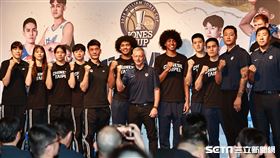 ▲第43屆威廉瓊斯盃賽前記者會，中華男、女籃藍隊教練球員合影。（圖／記者劉彥池攝影）