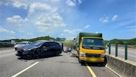 又撞國道緩撞車，2工人遭波及，1胸部骨折　國道駕駛坦承分心，未開ACC(圖／翻攝畫面)