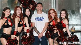 ▲第43屆威廉瓊斯盃賽前記者會，中華男白隊球員王律翔和LUXY GIRLS合影。（圖／記者劉彥池攝影）