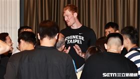 ▲第43屆威廉瓊斯盃賽前記者會，中華男籃藍隊歸化球員吉爾貝克受訪。（圖／記者劉彥池攝影）