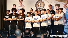 ▲第43屆威廉瓊斯盃賽前記者會，中華男、女籃球員合影。（圖／記者劉彥池攝影）