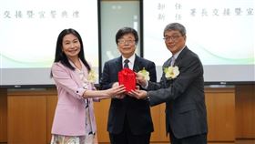 衛福次長周志浩（中）主持監交儀式，食藥署卸任署長吳秀梅（左）、新任署長莊聲宏（右）今日進行交接。（圖／食藥署提供）