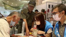 2020召集令登場　老兵返金門做志工金門縣政府主辦的「2020金門老兵召集令」活動30日開跑，林德富（左2）等老兵特別返金擔任志工，協助活動進行。（金門縣政府提供）中央社記者黃慧敏傳真　109年9月30日