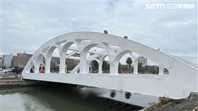 海邦橋附近的前鎮河岸出現一名女屍，親友被通知到現場當場腿軟崩潰。（圖／翻攝畫面）
