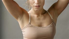 舉手 狐臭 示意圖／pexels