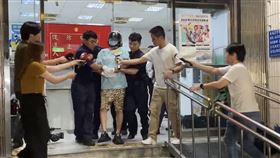 杜男步出派出所。（圖／翻攝畫面）