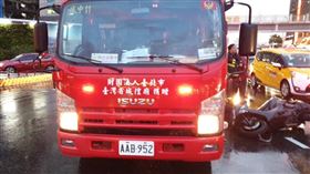 北市騎士打滑擦撞消防車。（圖／翻攝畫面）