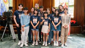 《我們六個》邱宇辰（後左起）、陳妤、涂善存、安乙蕎、方語昕、黃薇渟與劇中小時候的自己合照。（圖／大愛提供）