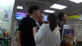 大直一間超商店員因找零錢用丟的，被3男圍毆送醫。（圖／翻攝畫面）