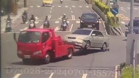 新店「亞旺拖吊場」司機搶快沒固定好，移置違規車輛時，車子脫落砸壞車下巴。 (圖／翻攝畫面)
