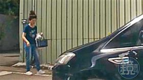 ▲2023/08/21 09：38 去年8月民眾曾直擊議會公務車接送洪允典妻子。（讀者提供）