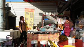 東港黑鮪專賣區收攤倒數  買氣不佳屏東縣東港鎮每年黑鮪魚季都會在港邊架設專賣區，2024年專賣區預計7日收攤。有攤商1日受訪表示，以往若買氣好有機會延期，但今年6月12日起實施禁捕令，之後買氣便漸漸下滑，近一週已沒什麼人。中央社記者黃郁菁攝  113年7月1日