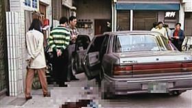 張金塗下樓移車時，被埋伏的2名槍手襲擊，當場大量失血呈現休克狀態。（東森新聞提供）