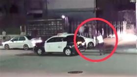 汐止區爆發街頭鬥毆事件，警方不忍了直接對空鳴槍制止。（圖／翻攝畫面）