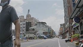 恐怖怪男因遭叭，而開啟怒嗆模式，嚇壞當事騎士。（圖／翻攝畫面）