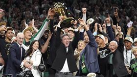 ▲塞爾提克老闆葛拉斯貝克捧起金盃。（圖／美聯社／達志影像）