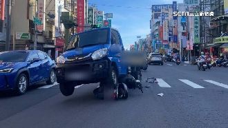 左轉貨車「騎上直行機車」　7旬騎士摔趴