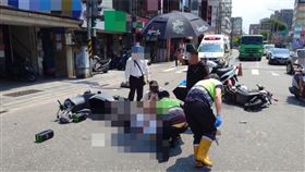 三寶直衝紅燈釀意外，雙方當場噴飛在地。（圖／翻攝畫面）