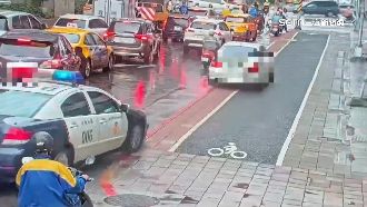 假車牌違停竄逃！悍警當街亮槍圍捕逮2男