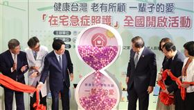 在宅急症照護計畫　賴總統出席啟動儀式總統賴清德（左3）2日上午在衛福部長邱泰源（左4）、行政院政委陳時中（左）等人的陪同下，前往新北市亞東醫院視察「在宅急症照護試辦計畫」，並出席啟動儀式。中央社記者趙世勳攝　113年7月2日