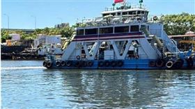 高雄市前鎮渡輪站水域驚見1具女浮屍，警消獲報到場處理死因待釐清。（圖／翻攝畫面）