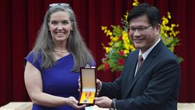 林佳龍頒贈孫曉雅「特種外交獎章」（1）美國在台協會（AIT）台北辦事處長孫曉雅（SANDRA OUDKIRK）（左）即將任滿，外交部長林佳龍（右）2日在外交部頒贈「特種外交獎章」給孫曉雅，感謝她任內對台美關係的貢獻。中央社記者徐肇昌攝  113年7月2日