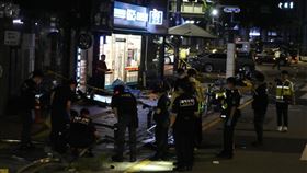 韓國首爾市中心昨晚發生車輛逆向行駛、衝上人行道事故，造成9人死亡、6人受傷。（圖／美聯社／達志影像）
