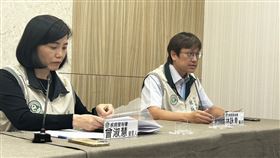 疾管署防疫醫師林詠青（右）說明新冠重症個案。（圖／記者簡浩正攝影）