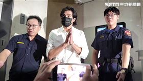 ▲賀軍翔雙手合十離開地檢署。（圖／記者楊佩琪攝）