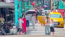 老翁獨自搭乘計程車離去。（圖／翻攝畫面）