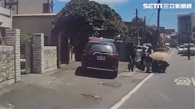 中午高溫炎熱，少女無照雙載自撞人車倒地，附近居民趕緊拿傘遮陽，救護車也趕抵現場將人送醫。（圖／翻攝畫面）